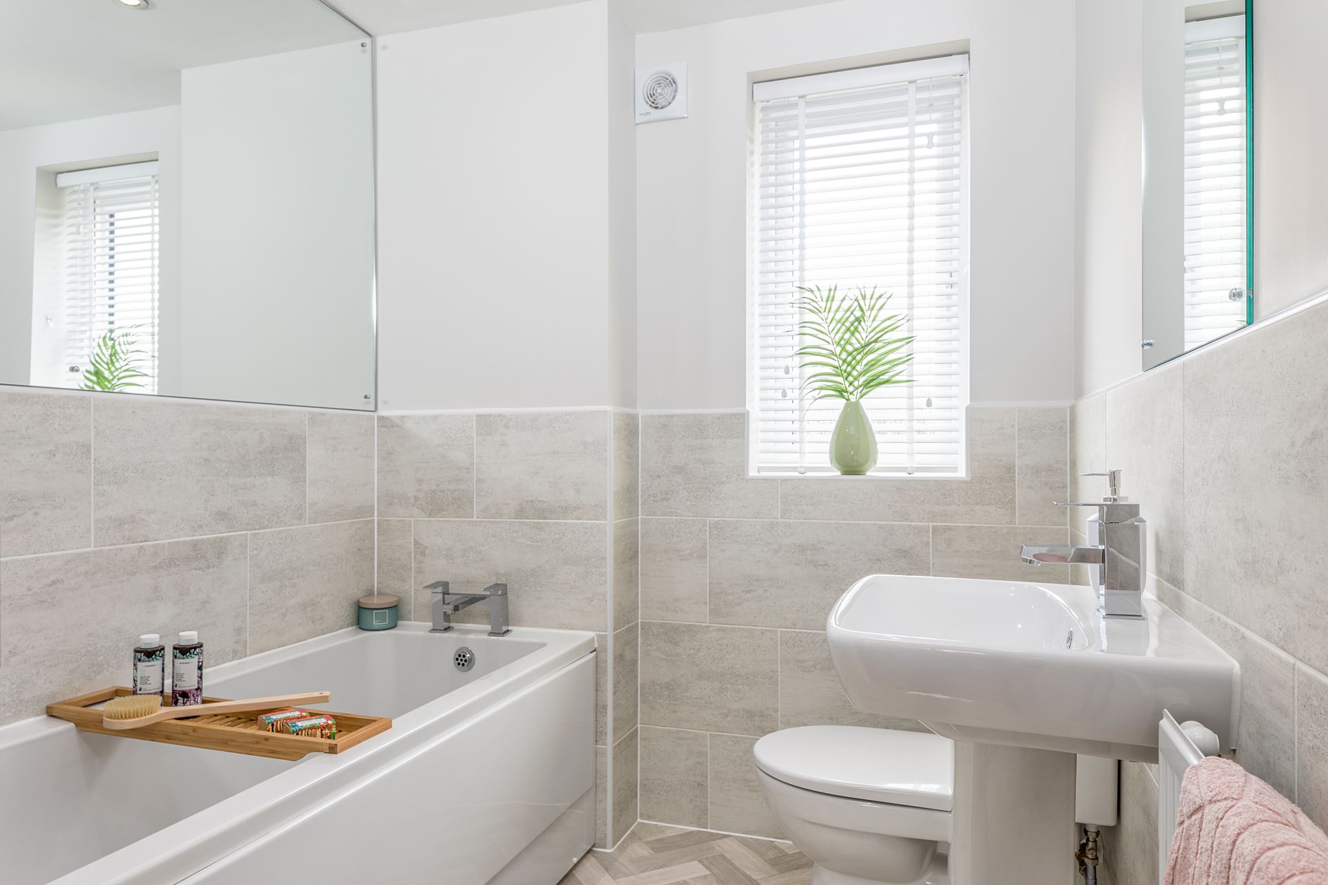 Family bathroom in the Woodcote 4 bedroom home 