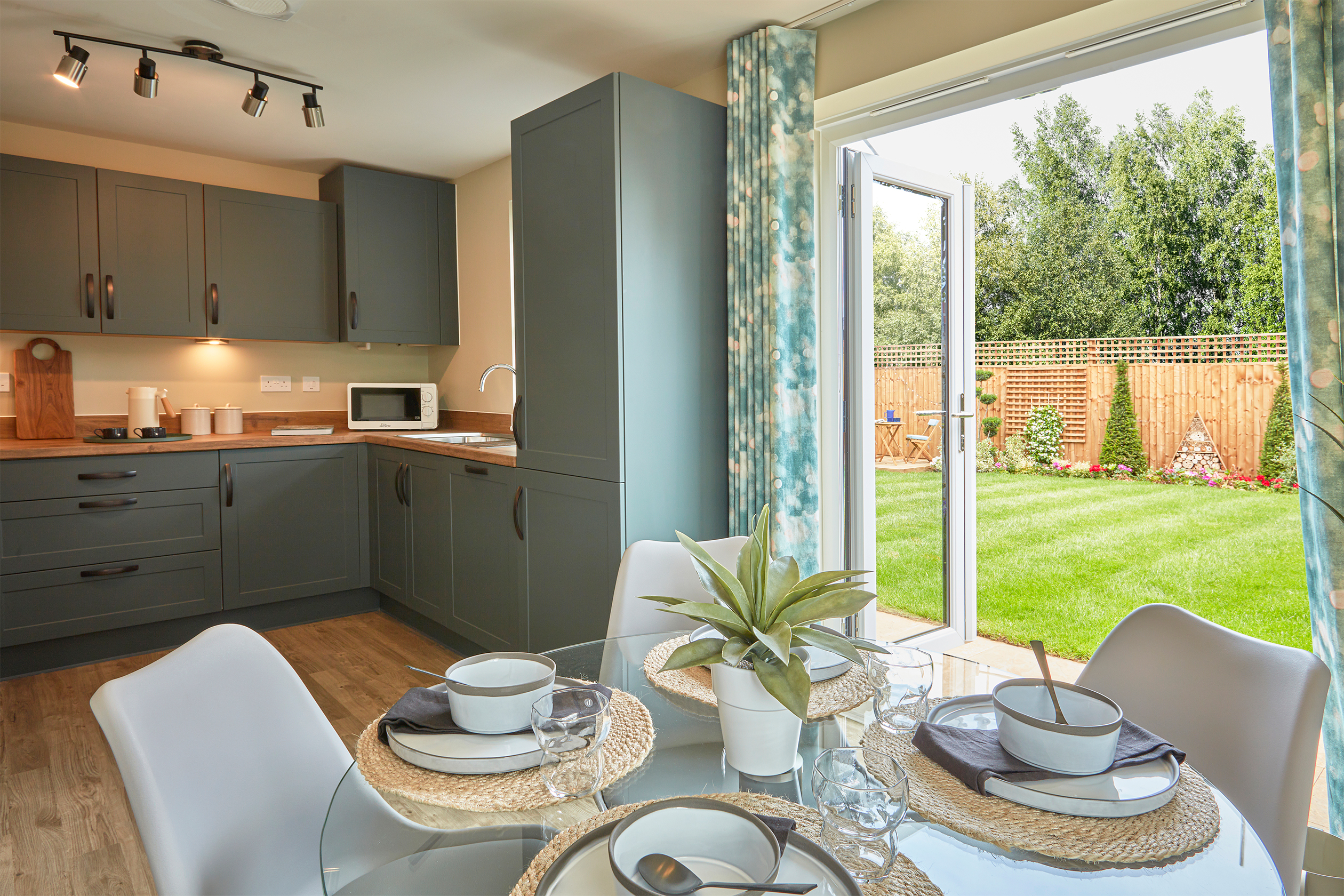 3 bedroom end terraced house for sale