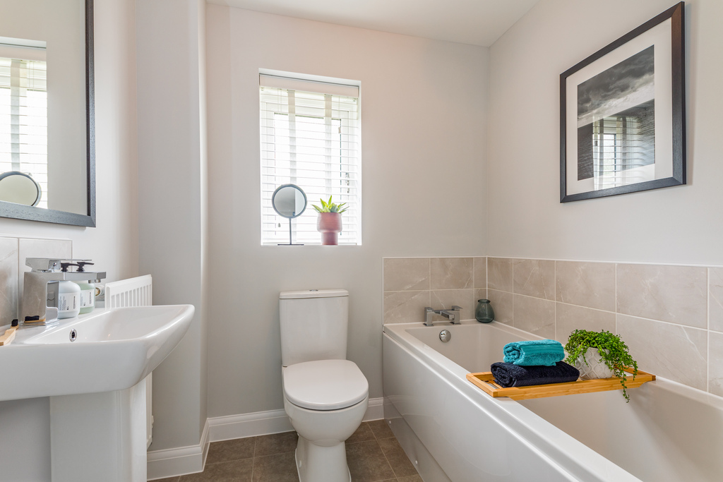 Inside view of the family bahtroom. Ellerton. 3 bed home.