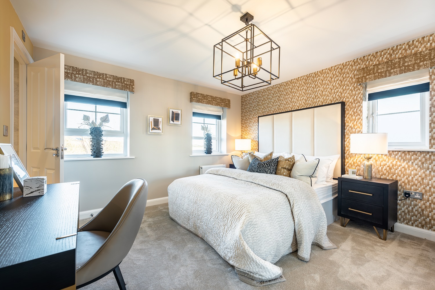 TRIPLE ASPECT MAIN BEDROOM WITH EN SUITE