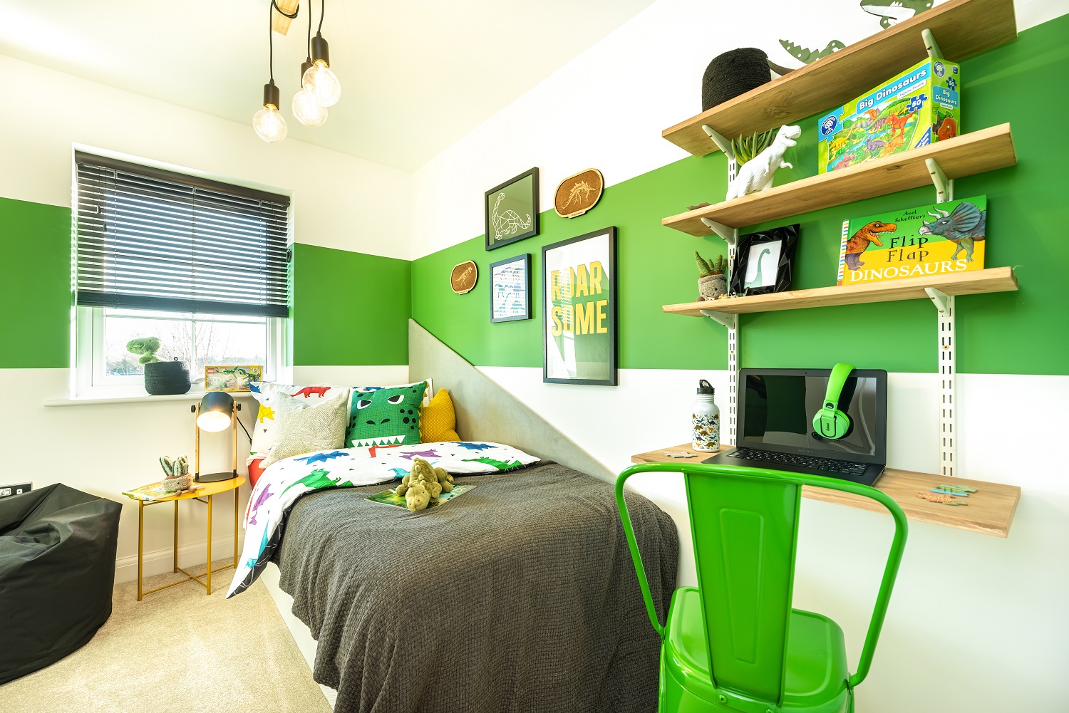 SINGLE BEDROOM OR HOME WORKING SPACE