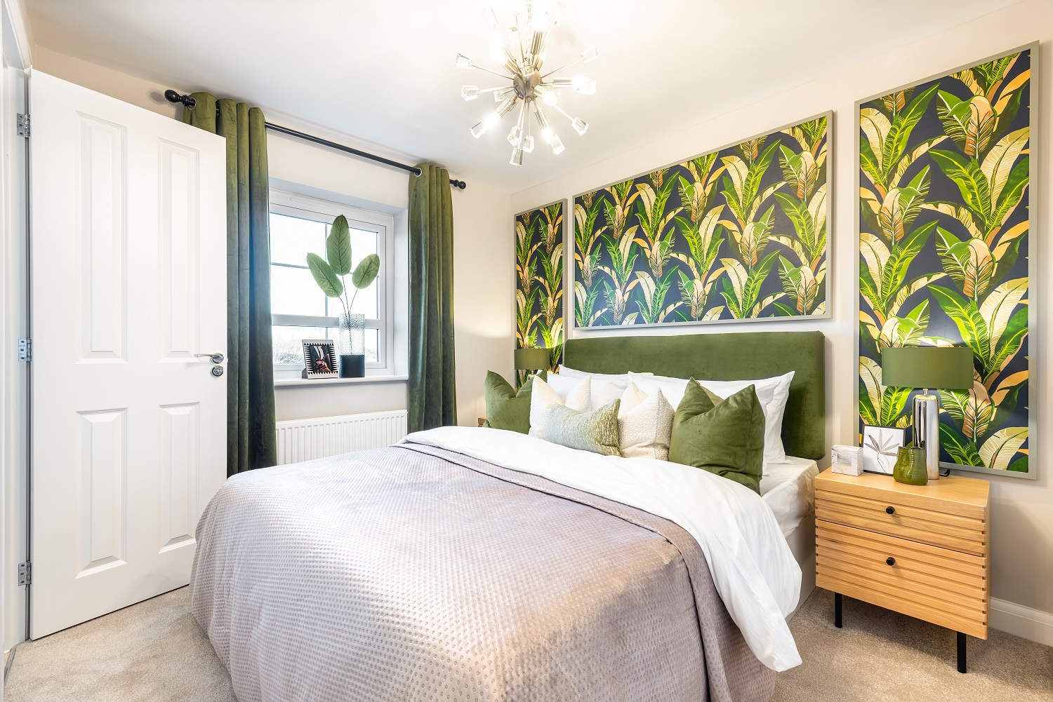 MAIN BEDROOM WITH EN SUITE