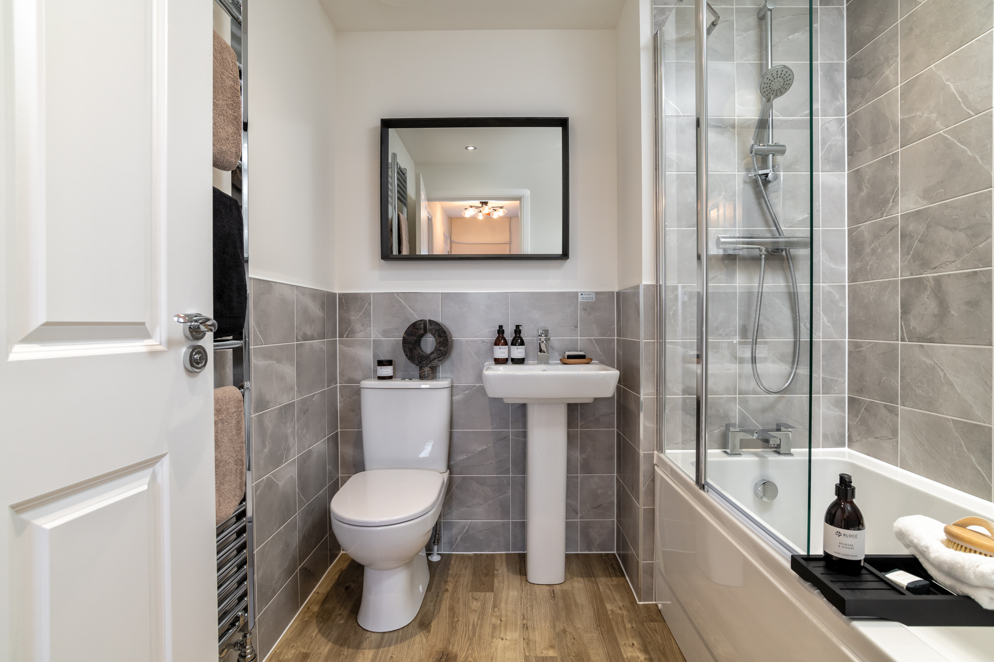 DEV003046 Almond Valley Dalmore_BDMR_second floor family bathroom_201026_023