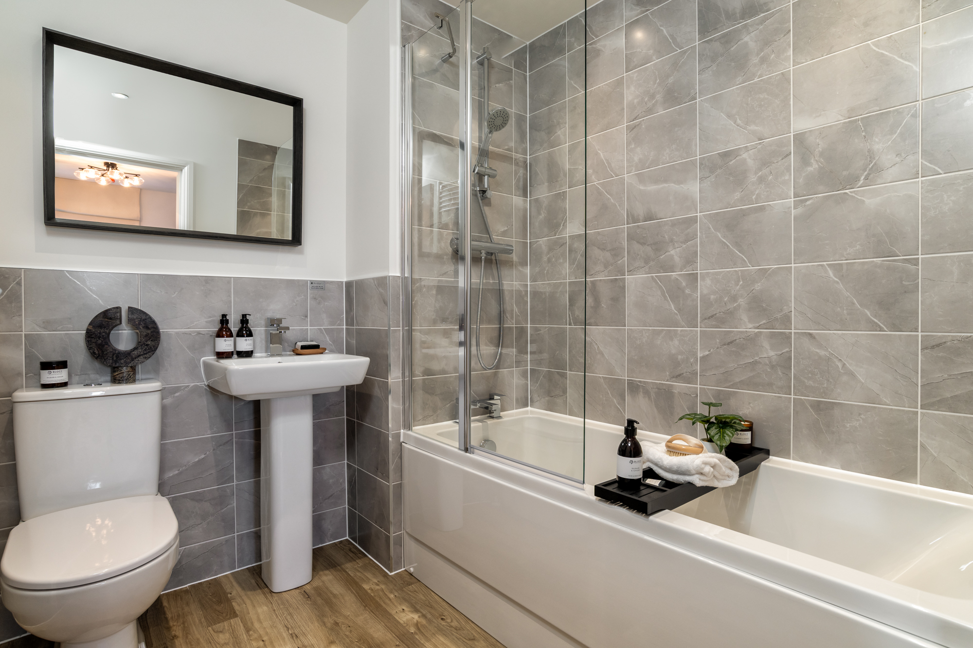 DEV003046 Almond Valley Dalmore_BDMR_second floor family bathroom_201026_024