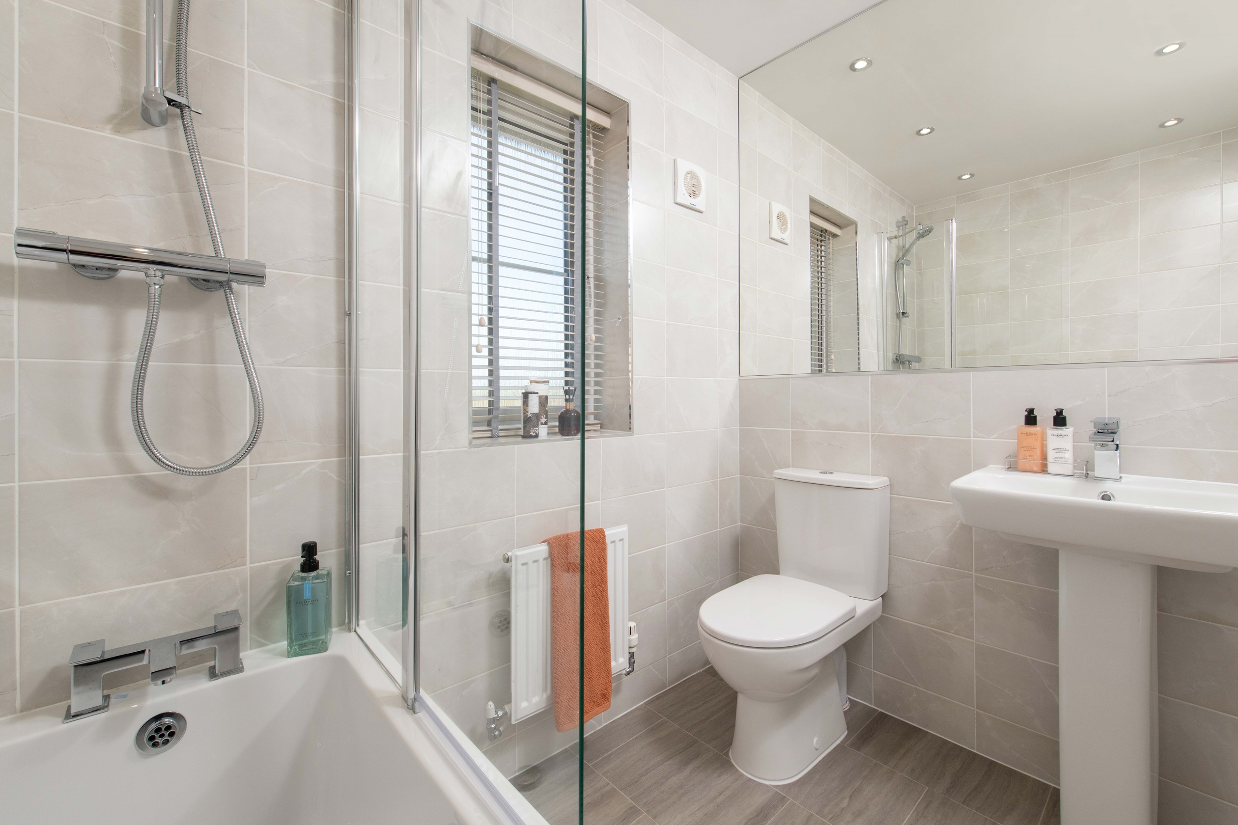 BAR YW Wadsworth Gardens Radleigh - Bathroom