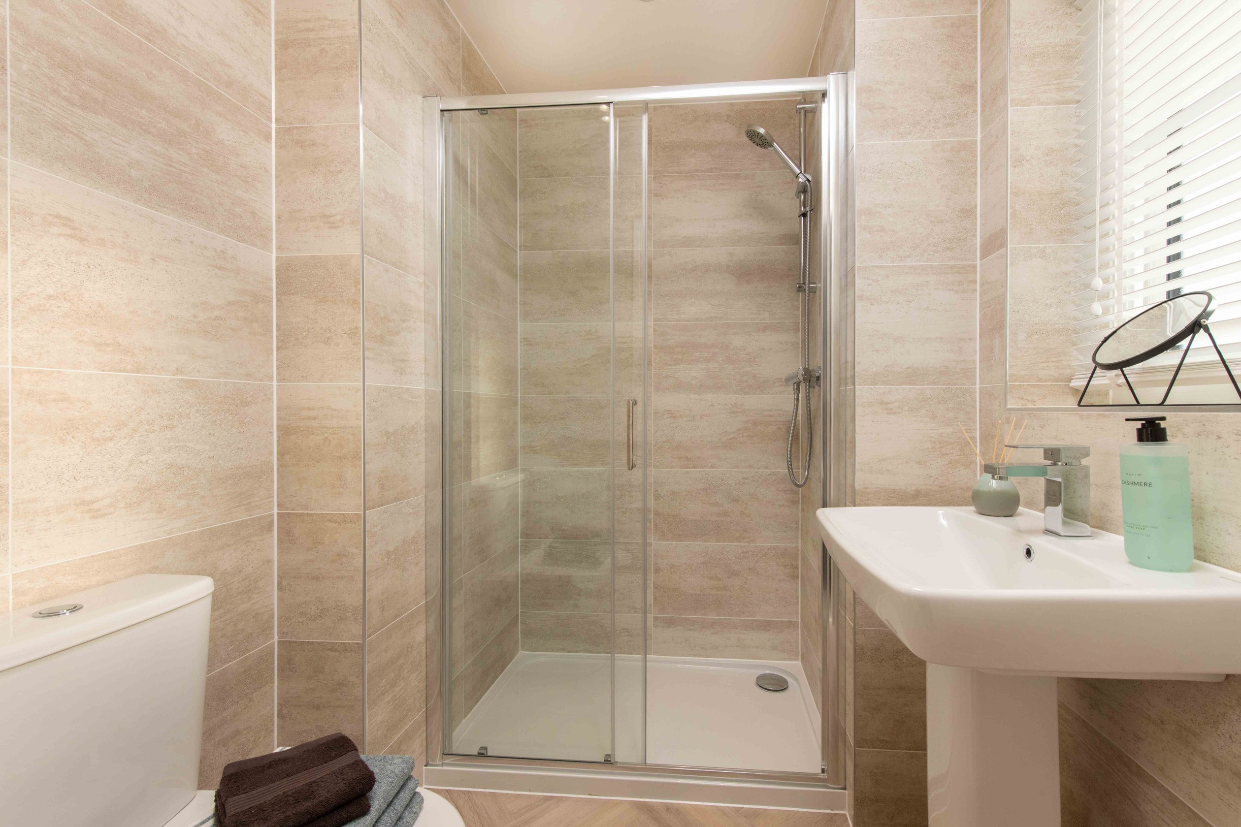 Ellerton main bedroom en suite