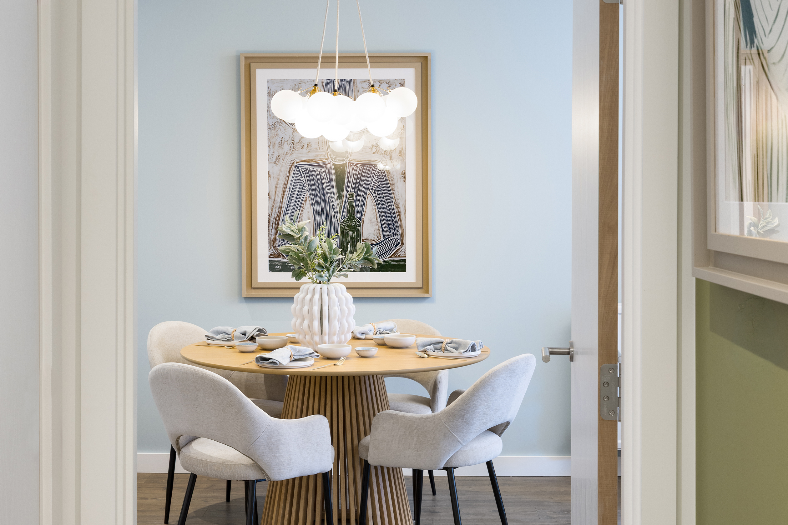 Menier Apartments - Dining table