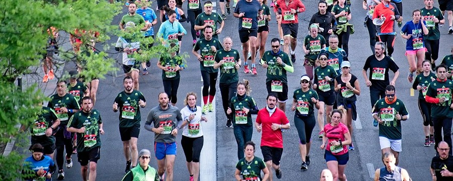 Crowd of marathon runners